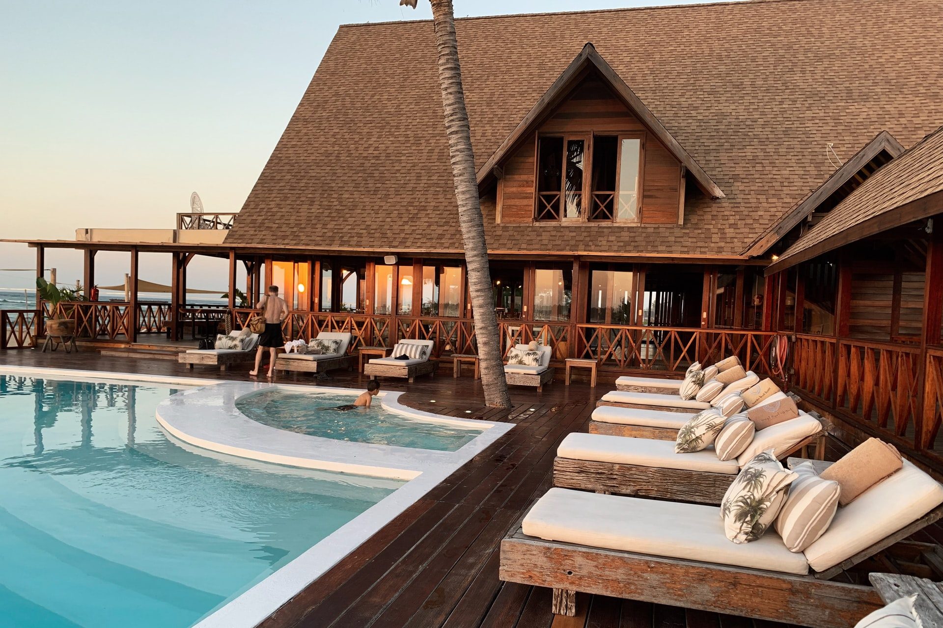 Important points to be considered by travelers before booking a hotel