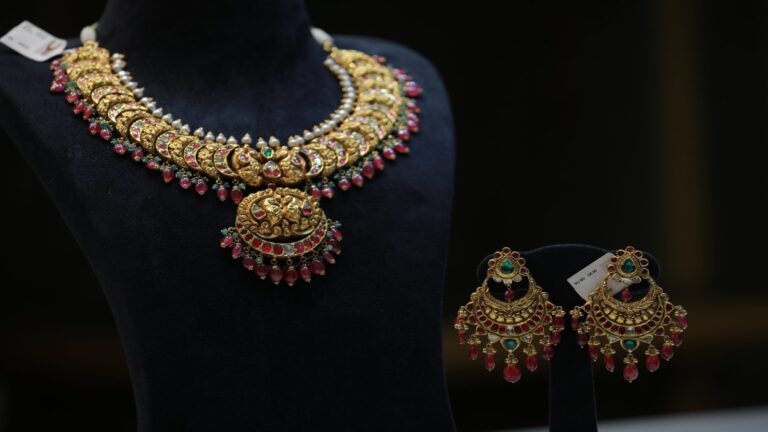Top 5 Ways to style your Gold Necklace Sets