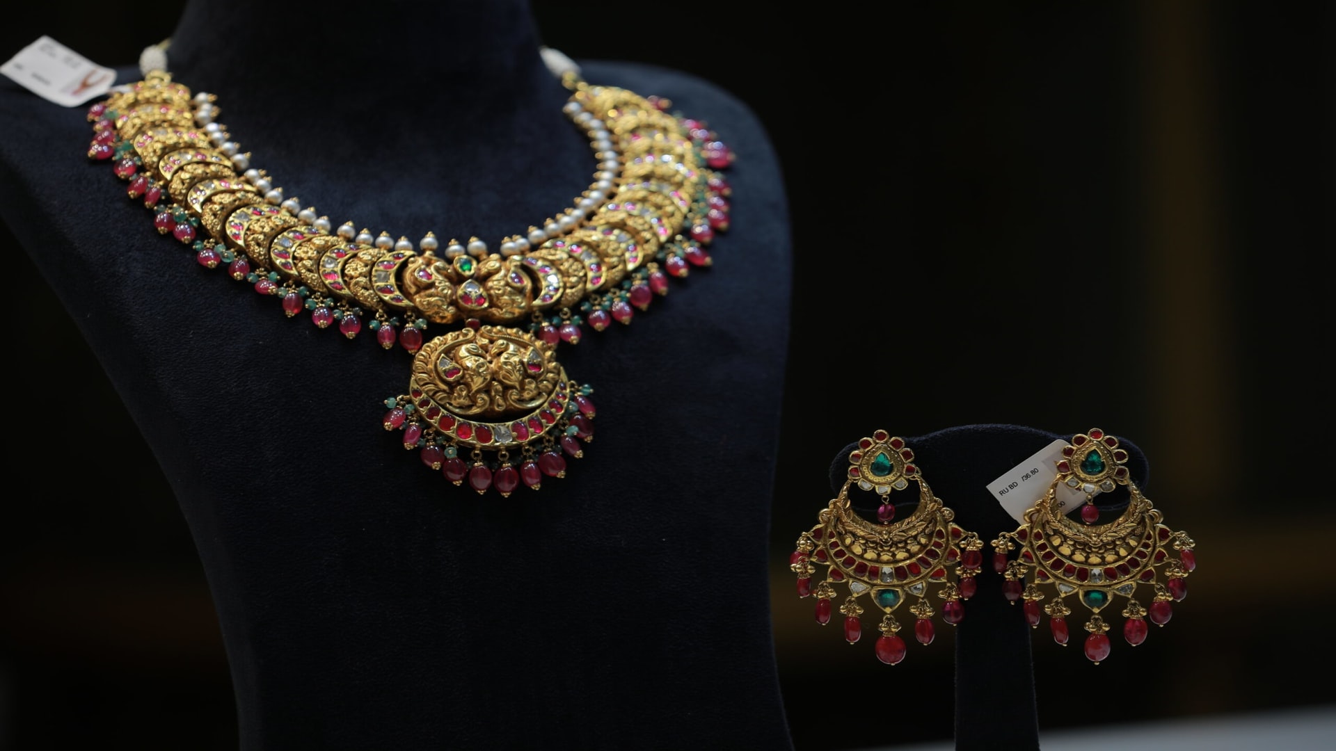 Top 5 Ways to style your Gold Necklace Sets