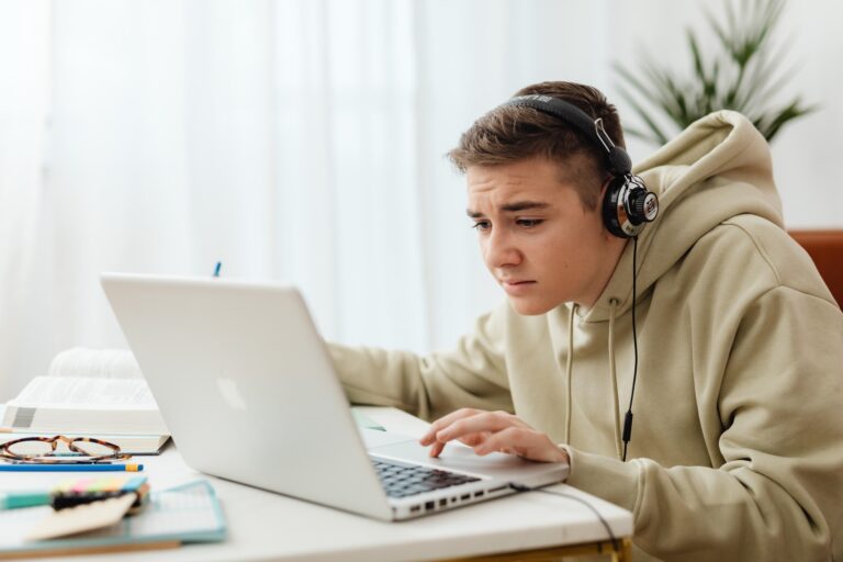 How to Choose a Perfect Hoodie in 2021: