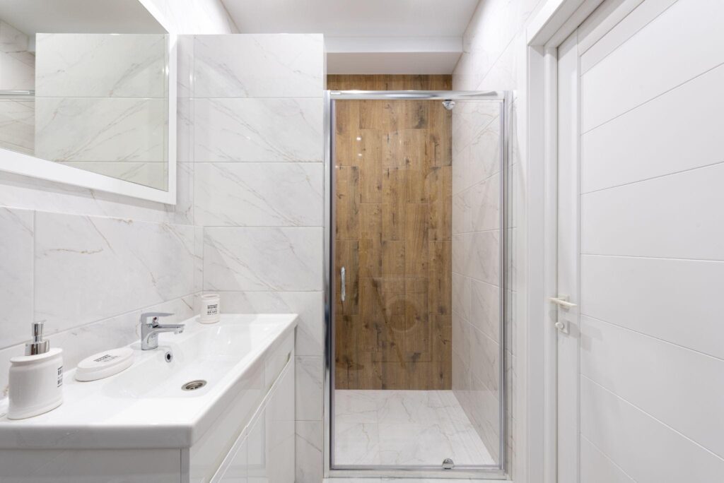 What Is a Glass Partition Wall? And What Are the Benefits of Its Installing?