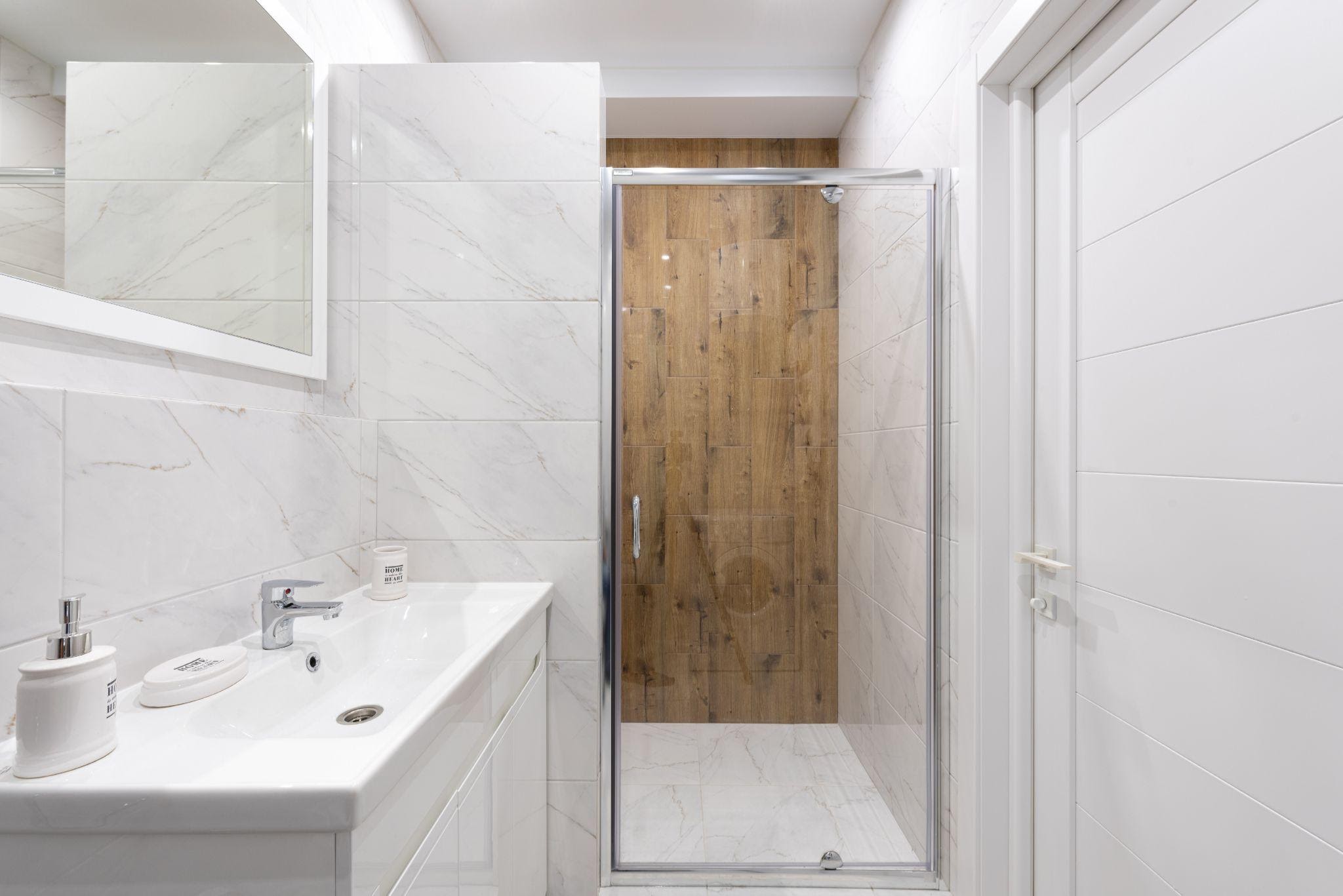 What Is a Glass Partition Wall? And What Are the Benefits of Its Installing?