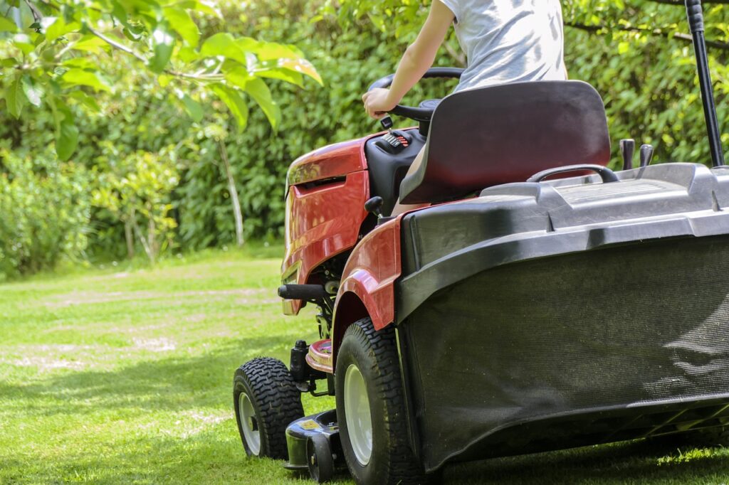 How Smart Homeowners Are Outsourcing Their Weekends with On-Demand Lawn Mowing Apps