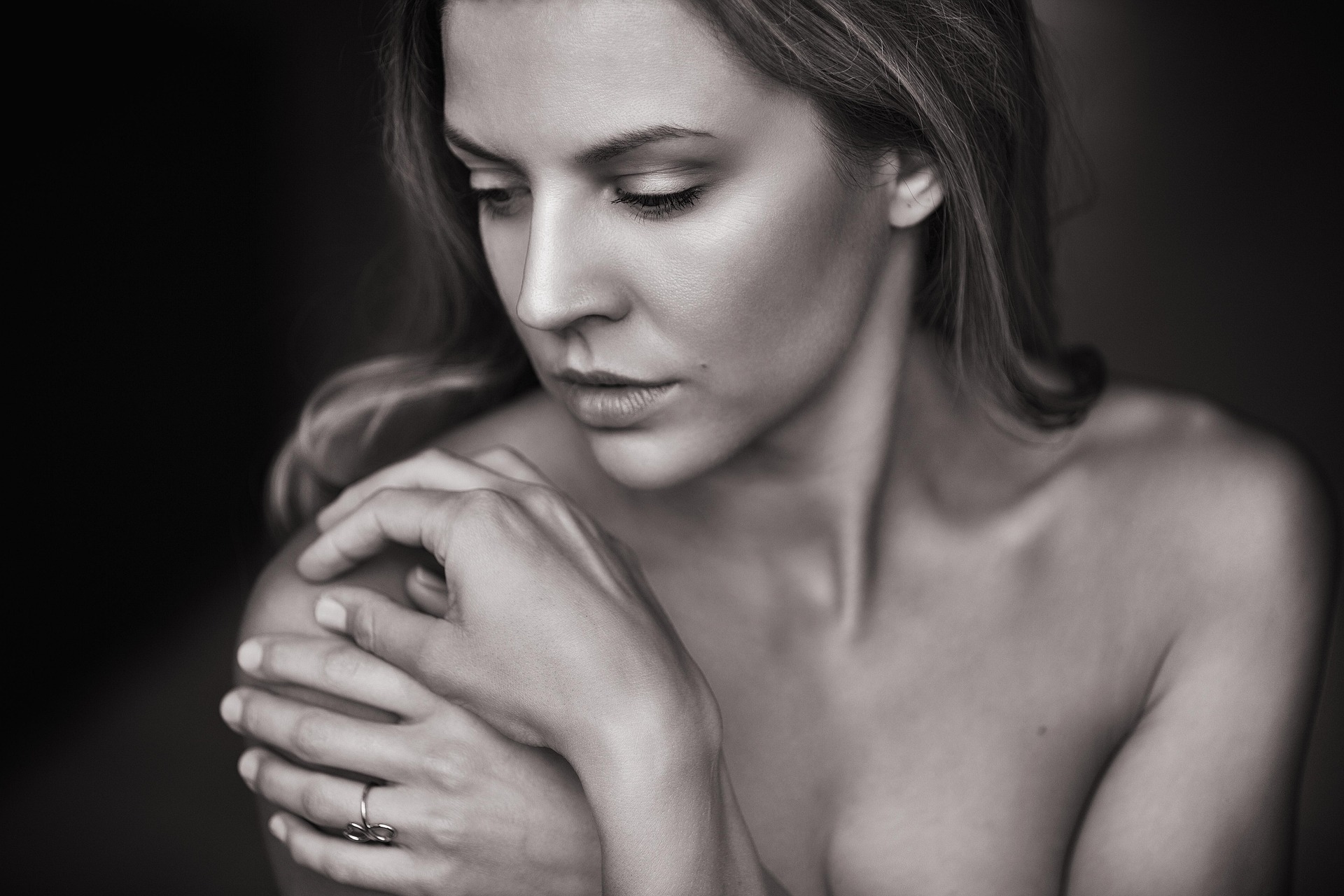 How Modern Women Are Saying Goodbye to Sagging Skin Without Surgery