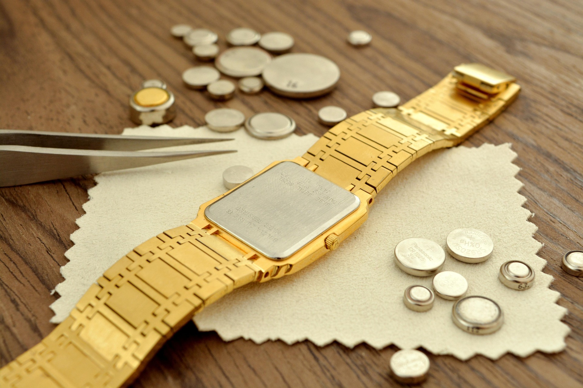 The Complete Guide to Selling Your Cartier Tank Française: Expert Insights for Maximizing Value